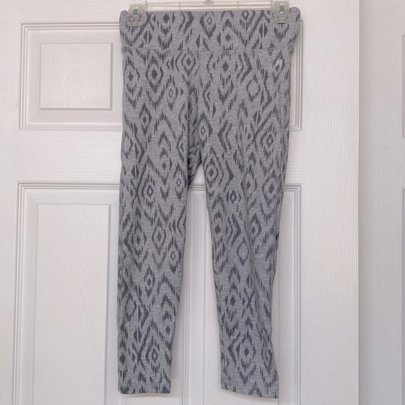 Victoria's Secret Gray Southwest Print Wide Waistband Capri Leggings Sz XS - Picture 1 of 4